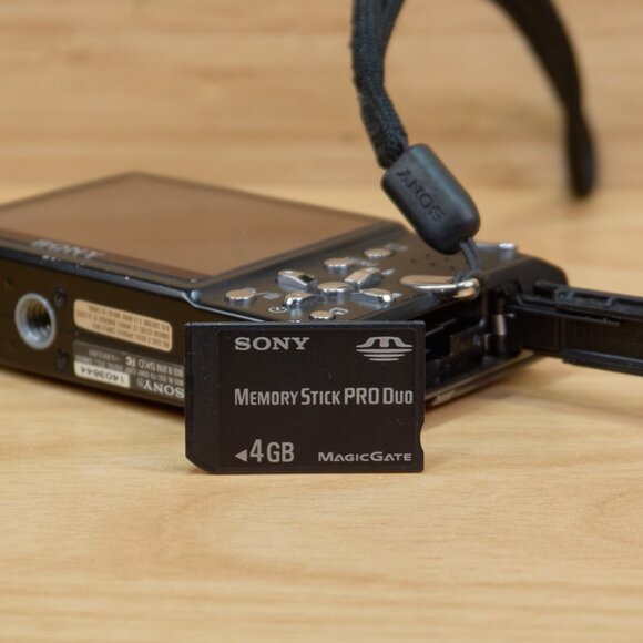 SONY Cyber-Shot DSC-T9 6MP Digital Camera, Made in Japan, Black - Picture 10 of 10